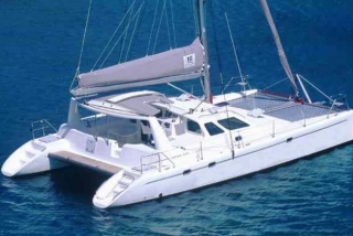  catamarano nell'acqua 